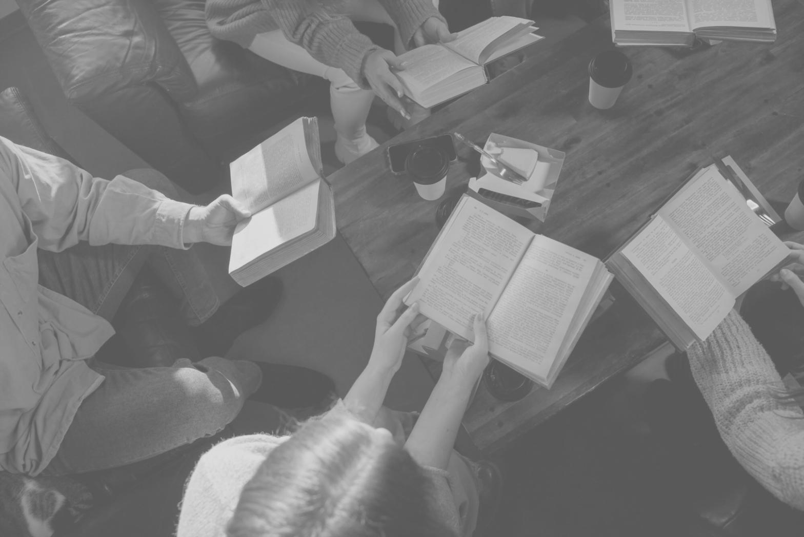 Workshop-Situation mit Teilnehmern in Gruppendiskussion