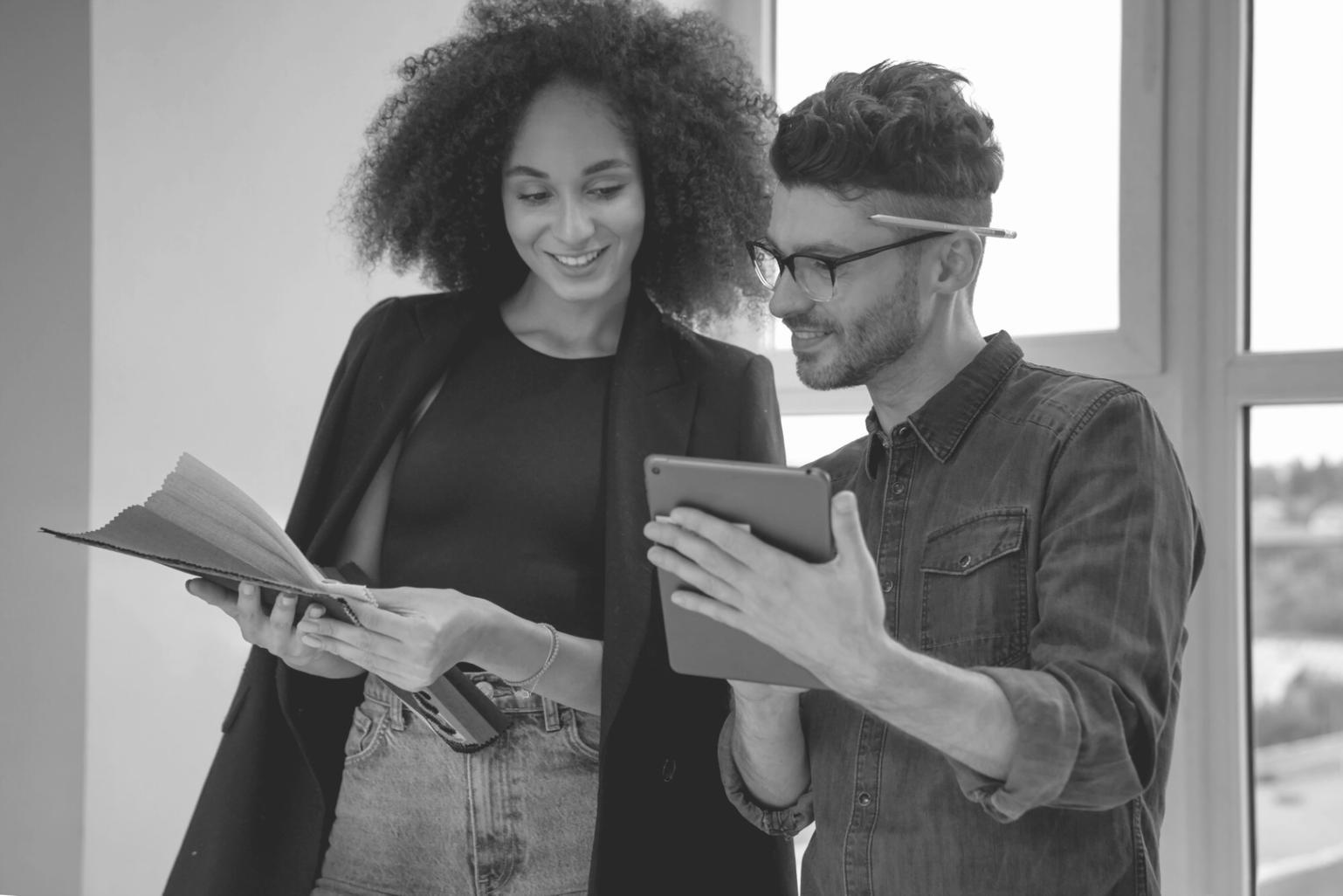 Teilnehmer bei praxisorientierter Gruppenarbeit im Lernprogramm