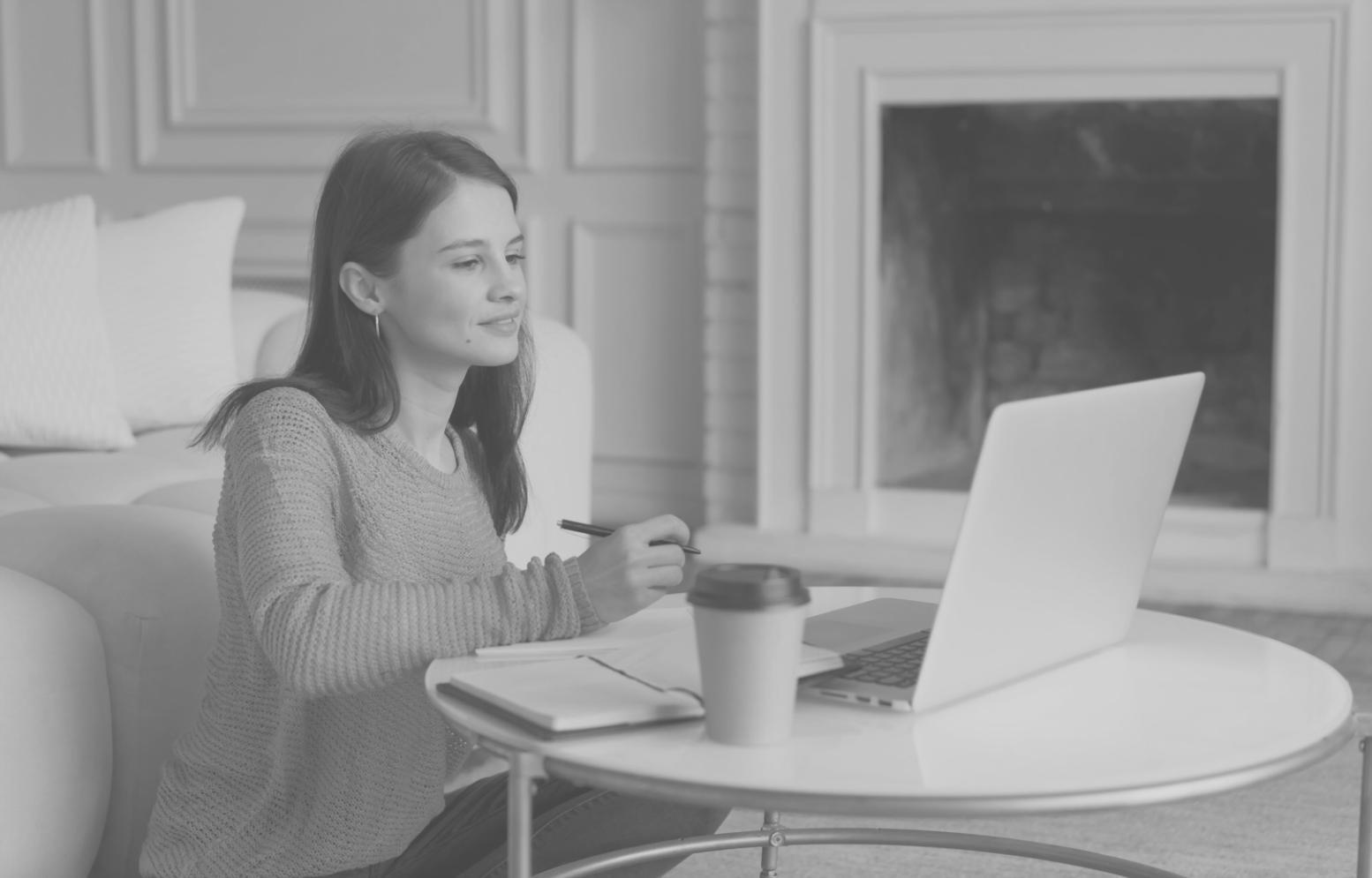 Notizen und Geschäftsplanunterlagen auf einem Schreibtisch