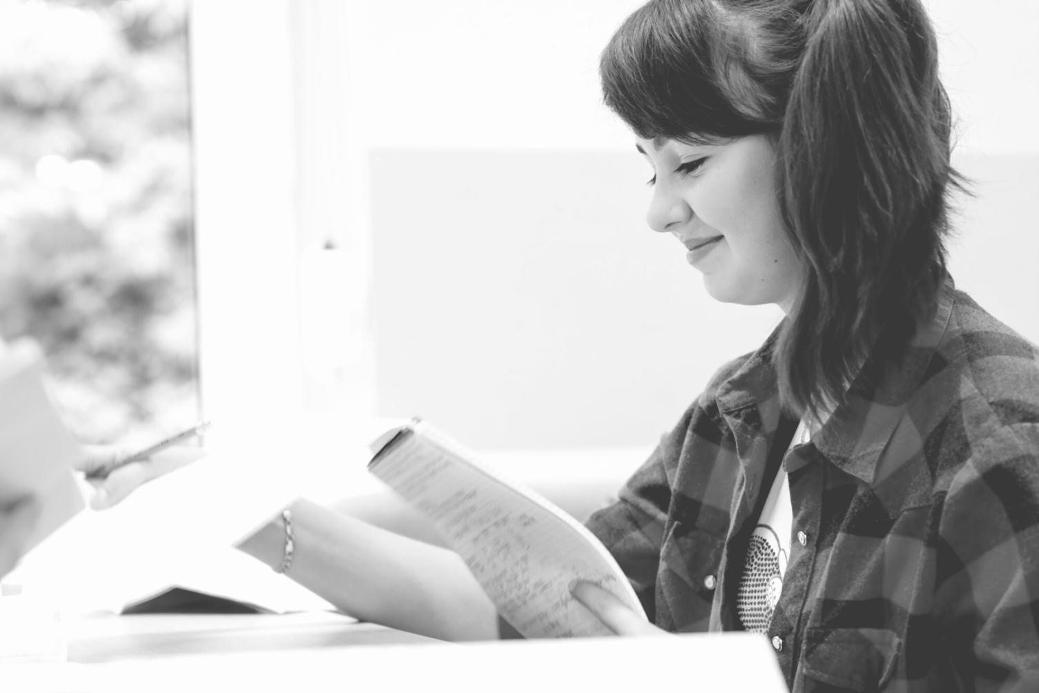 Arbeitsbereich mit Geschäftsunterlagen und Finanzplanung